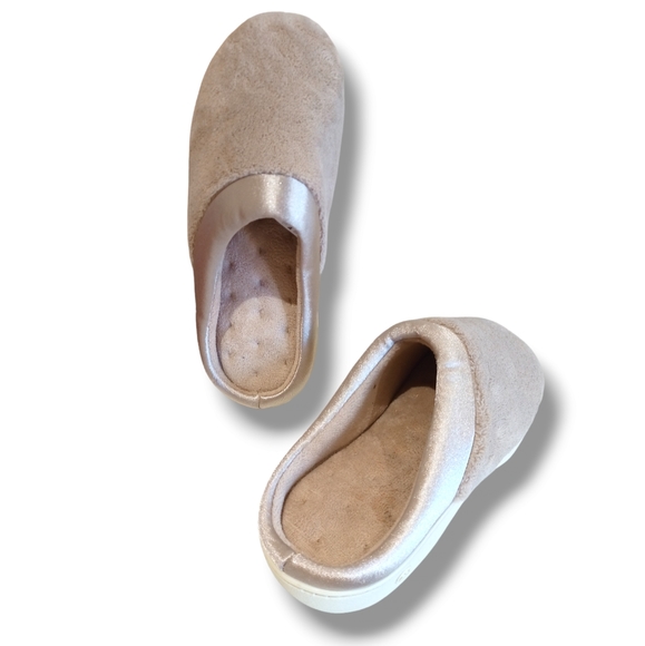New 🌷 Isotoner Women's Microterry Clog With Satin Cuff Slippers Taupe - Picture 8 of 16